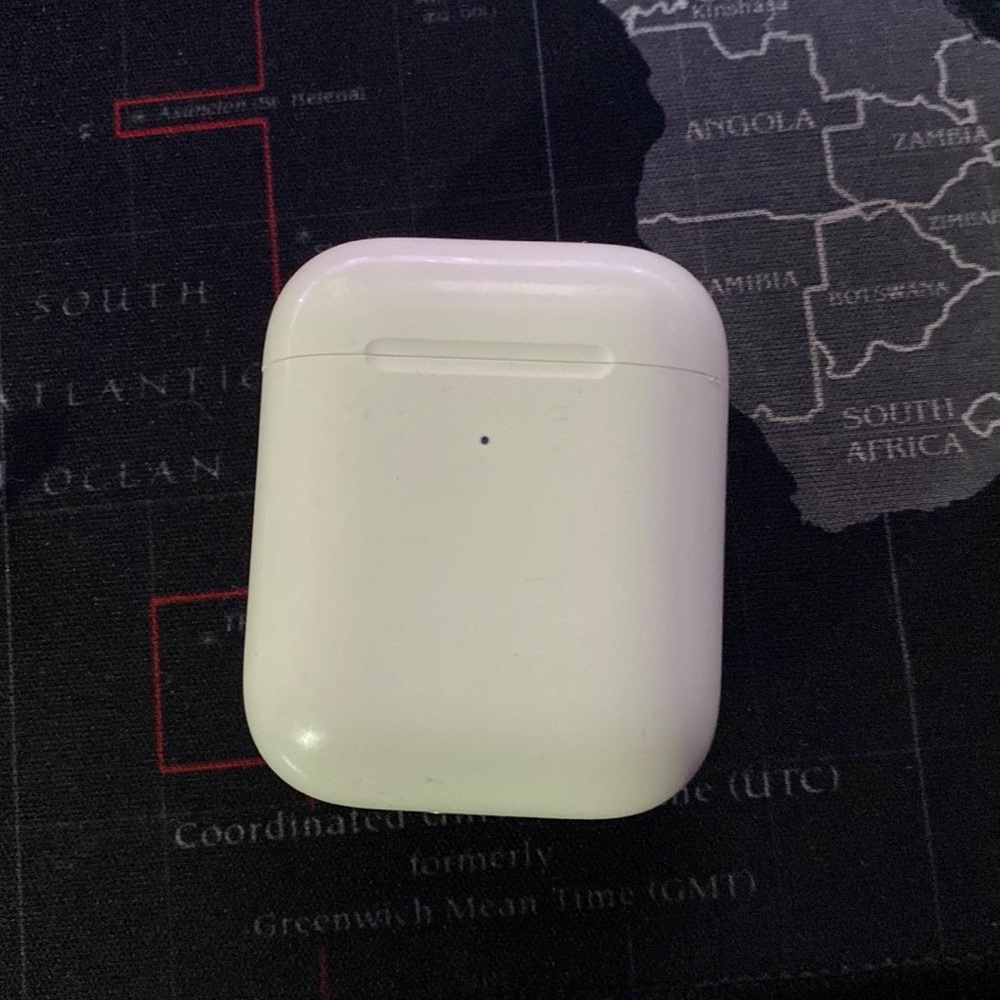 Apple AirPods wireless charging case